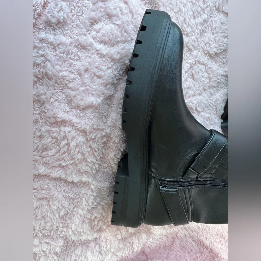 NWOT Guess Jellio Black Over-the-Knee Boots with Gold Accent